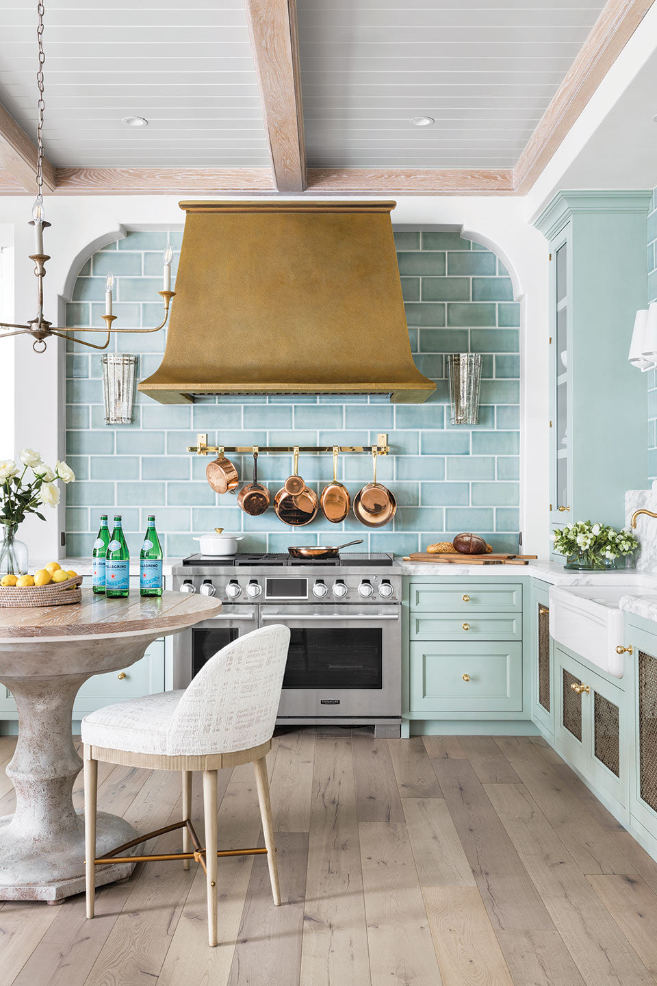 Minimalist outlet range hood
